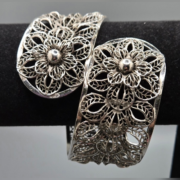 Vargus Jewelry - Vargus Floral Filigree Hinged Bangle Bracelet Offset Silver Tone Sz 6-7